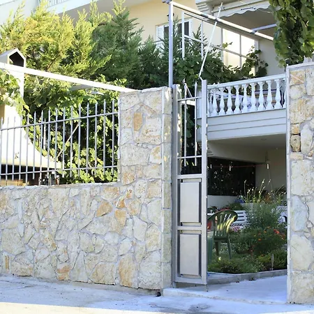 Fanis Apartment Lechaio Exterior photo